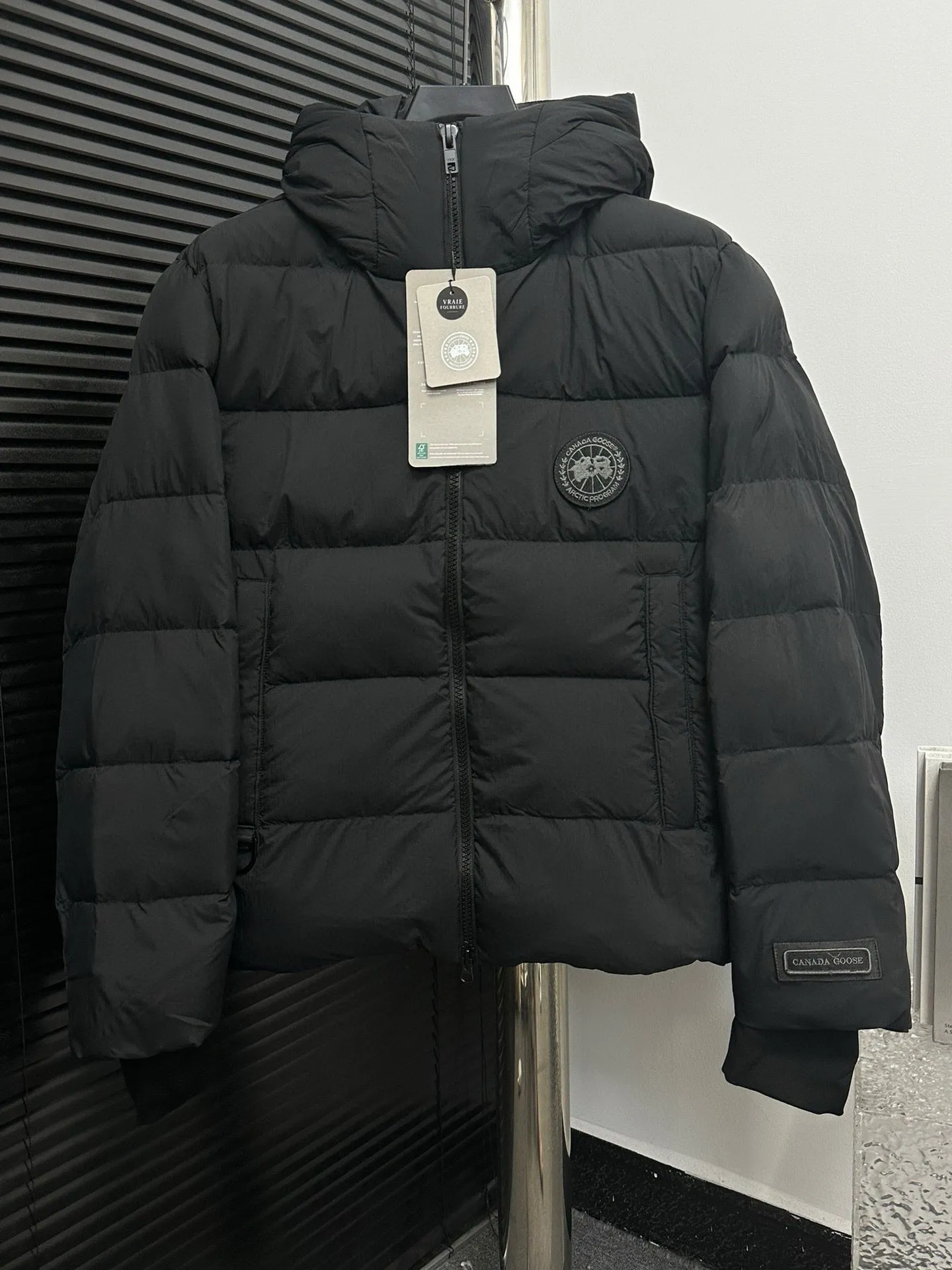 P850 𝘾𝘼𝙉𝘼𝘿𝘼 𝙂𝙊𝙊𝙎𝙀 Canada Goose Ouyang Nana second generation same style hooded couple down jacket! Goose down jacket has always been a popular element of fashion, loved by experts from all walks of life! Fashionable hooded cut, high-end customer-supplied fine goose down, high resilience, smooth zipper, strong and firm. Pockets on both sides can store small items, free your hands, and you can go out without worries. 90% white goose down filling. Black light puff style. Size: XS S M L XL XXL Color: black